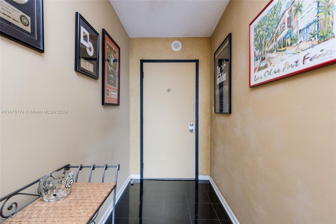 Active With Contract: $250,000 (1 beds, 1 baths, 870 Square Feet)