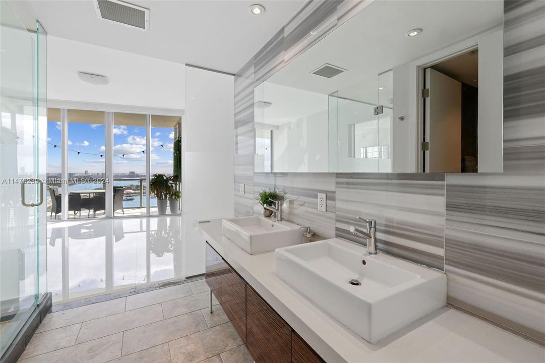 待售: $1,050,000 (2 贝兹, 2 浴室, 1498 平方英尺)