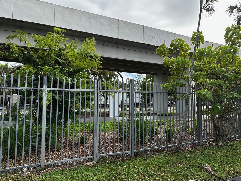 Recently Sold: $310,000 (2 beds, 1 baths, 900 Square Feet)