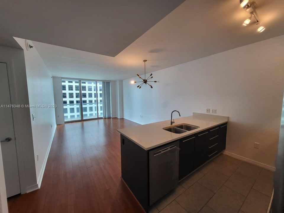 Recently Rented: $3,150 (1 beds, 1 baths, 738 Square Feet)