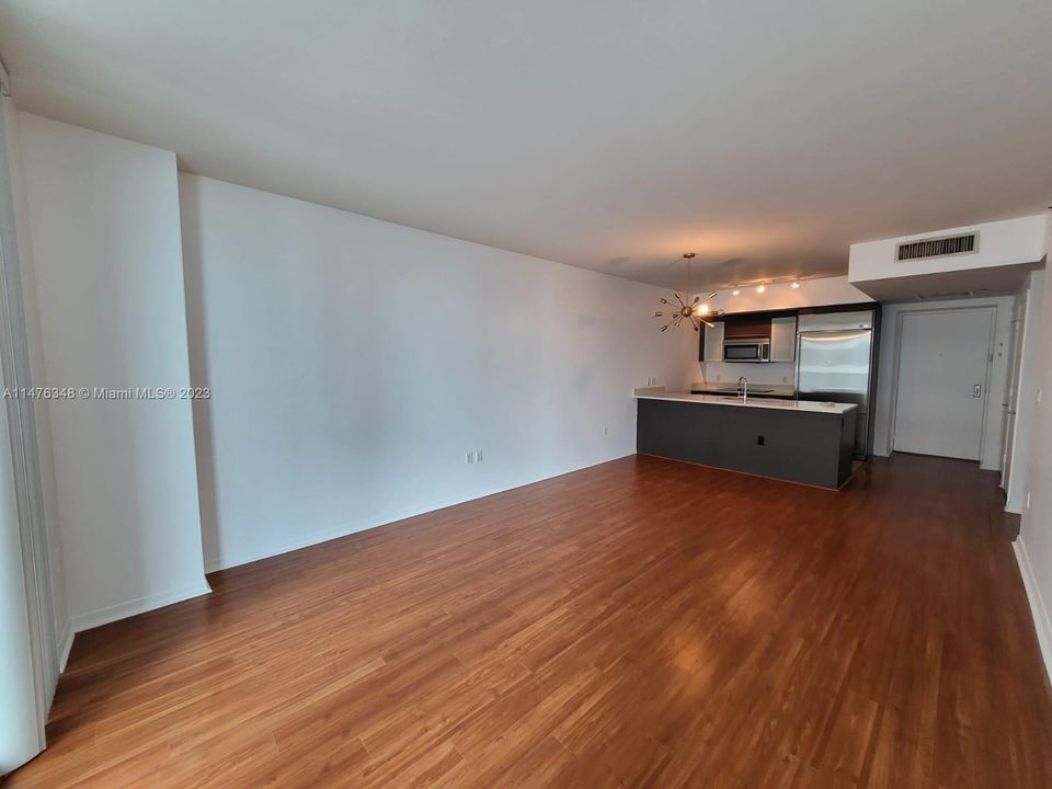 Recently Rented: $3,150 (1 beds, 1 baths, 738 Square Feet)