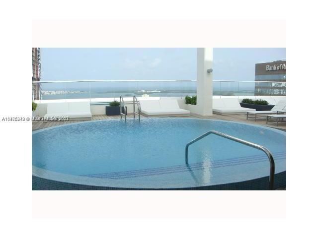 Recently Rented: $3,150 (1 beds, 1 baths, 738 Square Feet)