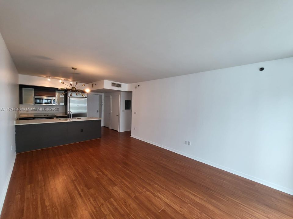 Recently Rented: $3,150 (1 beds, 1 baths, 738 Square Feet)
