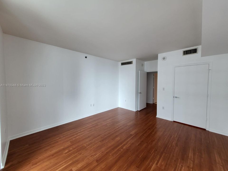 Recently Rented: $3,150 (1 beds, 1 baths, 738 Square Feet)