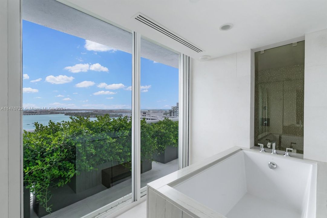 Active With Contract: $7,500,000 (3 beds, 2 baths, 4750 Square Feet)