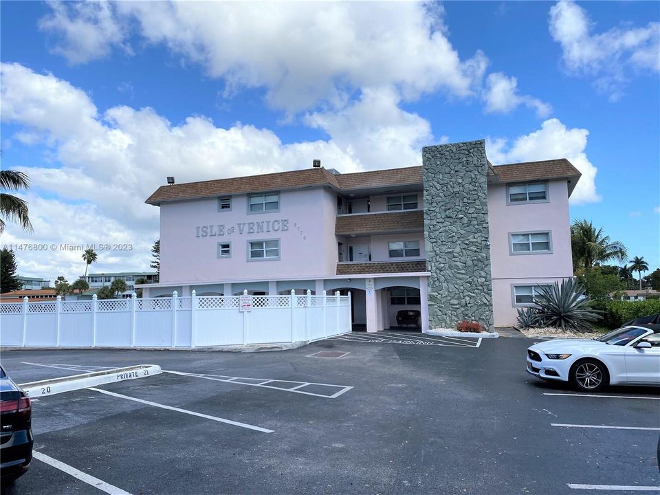 Recently Sold: $170,000 (1 beds, 1 baths, 683 Square Feet)