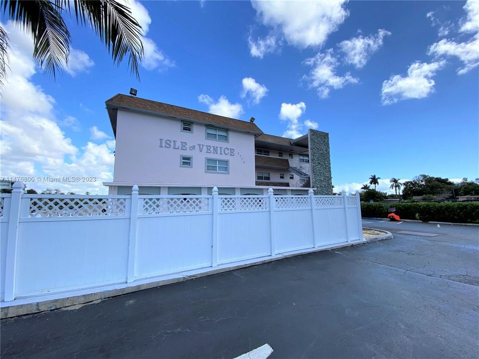 Recently Sold: $170,000 (1 beds, 1 baths, 683 Square Feet)