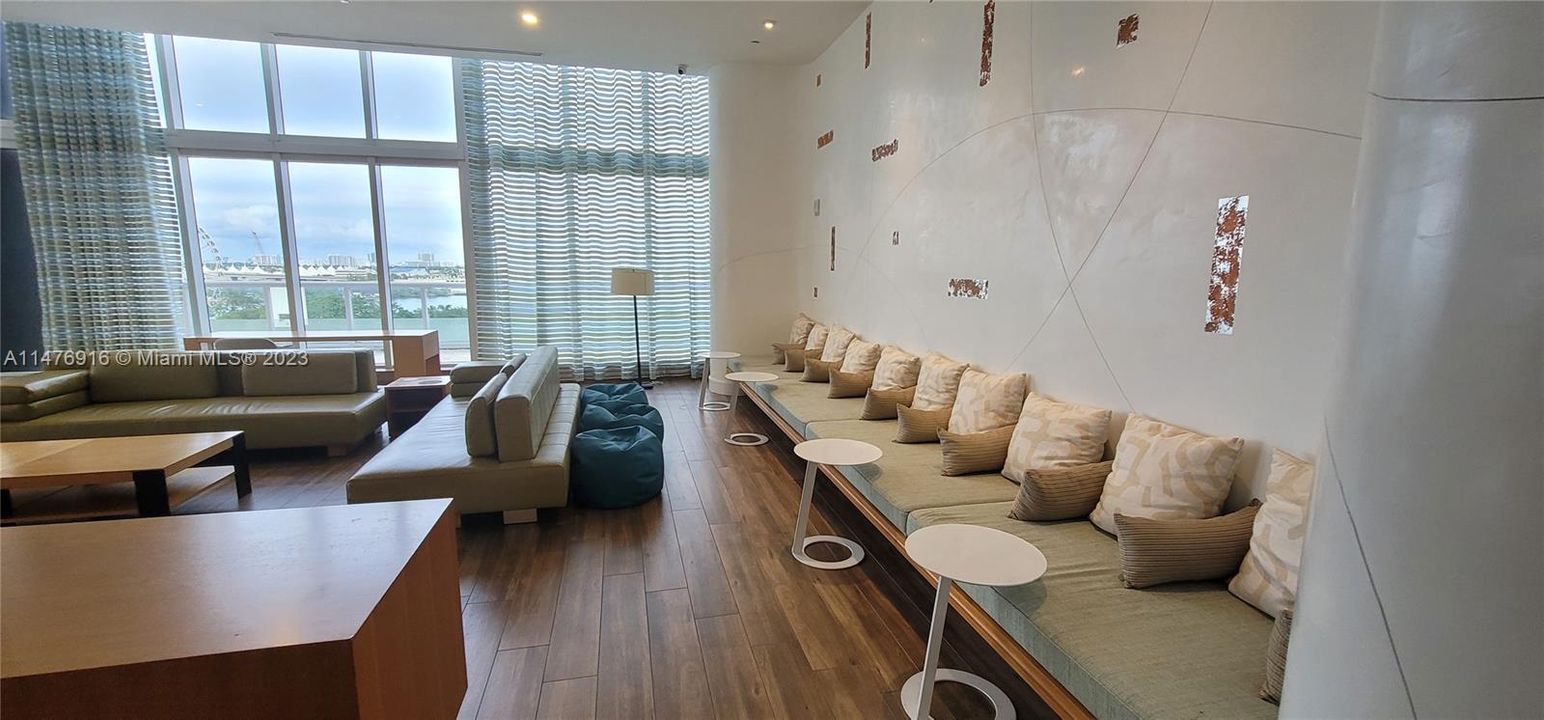 Recently Rented: $4,200 (2 beds, 2 baths, 1256 Square Feet)