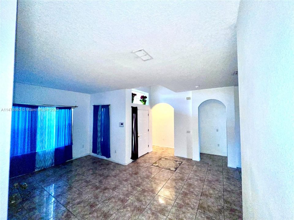 Activo con contrato: $309,900 (4 camas, 3 baños, 2308 Pies cuadrados)