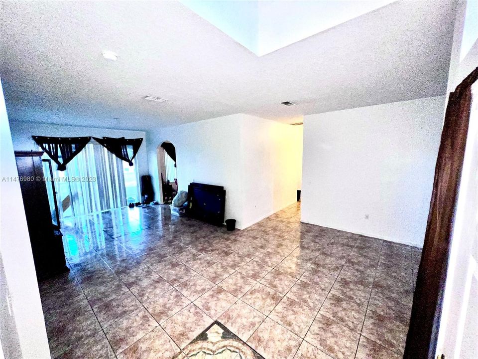 Activo con contrato: $309,900 (4 camas, 3 baños, 2308 Pies cuadrados)