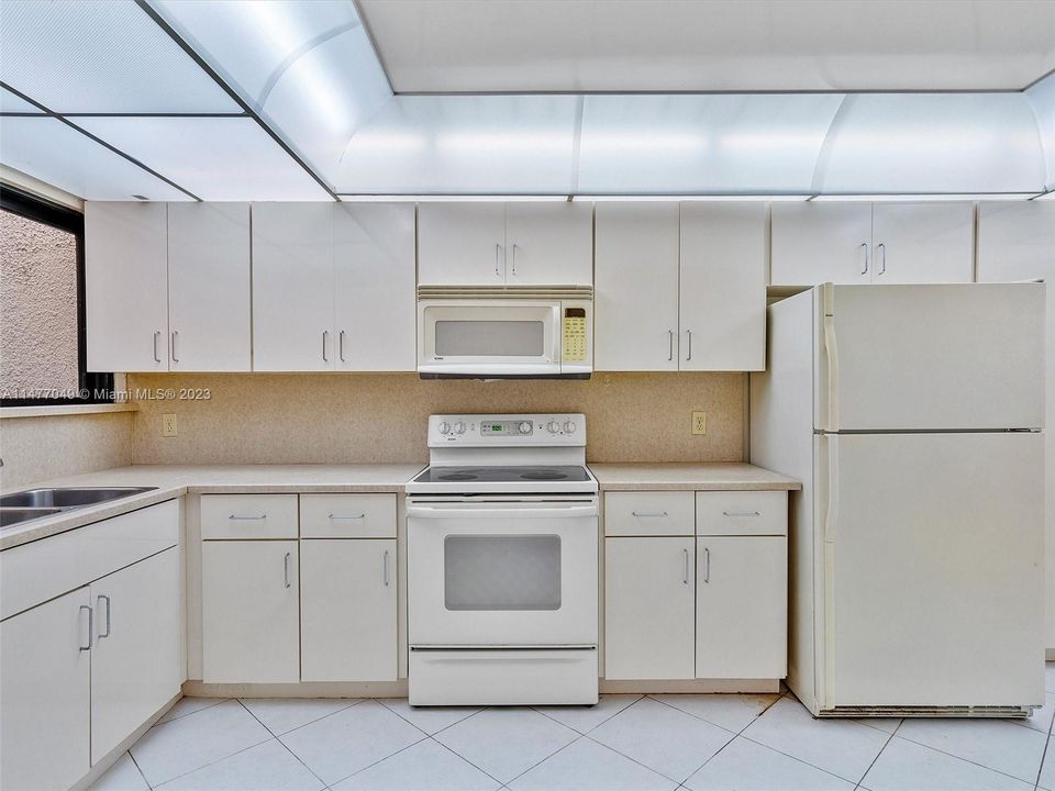 Недавно продано: $799,000 (2 спален, 2 ванн, 2122 Квадратных фут)