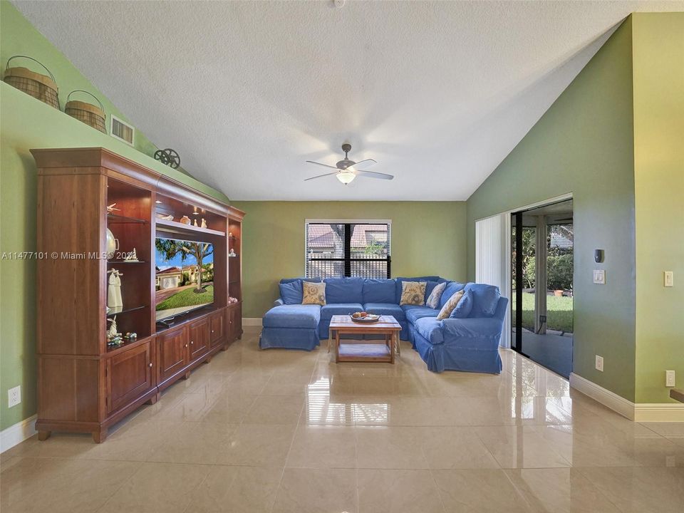 Recently Sold: $975,000 (4 beds, 3 baths, 2870 Square Feet)