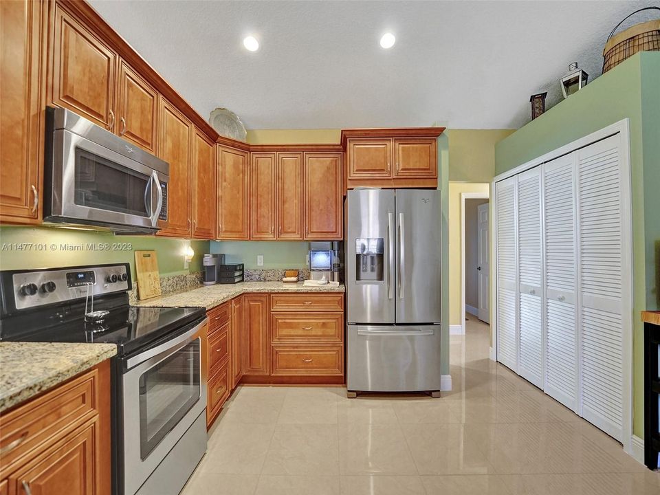 Recently Sold: $975,000 (4 beds, 3 baths, 2870 Square Feet)