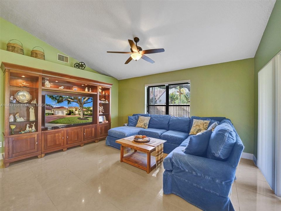 Recently Sold: $975,000 (4 beds, 3 baths, 2870 Square Feet)