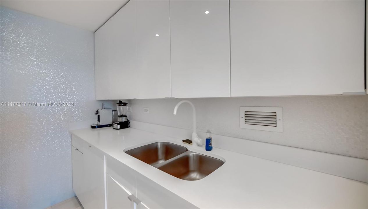 Recently Sold: $1,875,000 (2 beds, 1 baths, 900 Square Feet)