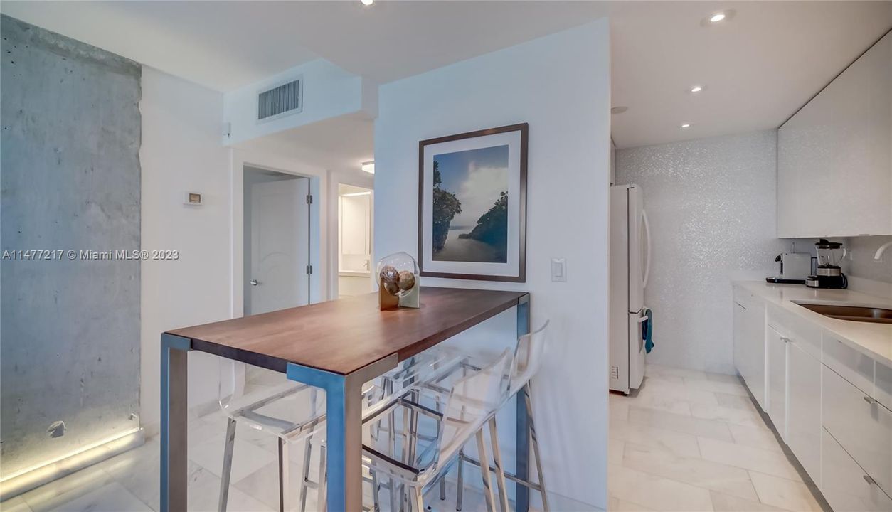 Recently Sold: $1,875,000 (2 beds, 1 baths, 900 Square Feet)