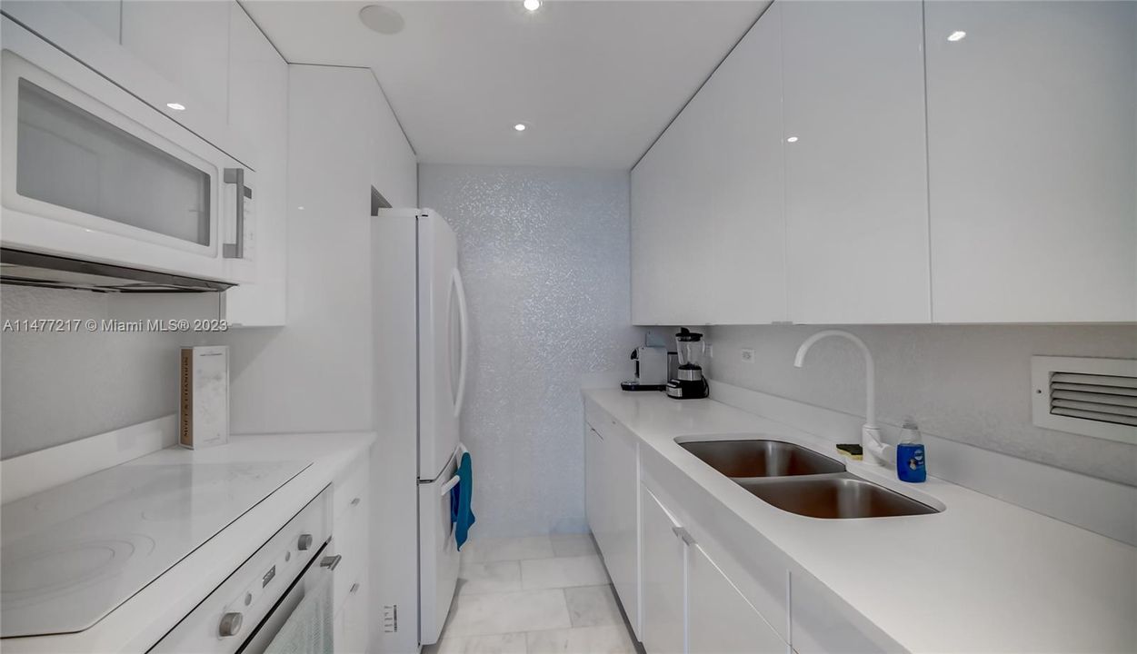 Recently Sold: $1,875,000 (2 beds, 1 baths, 900 Square Feet)