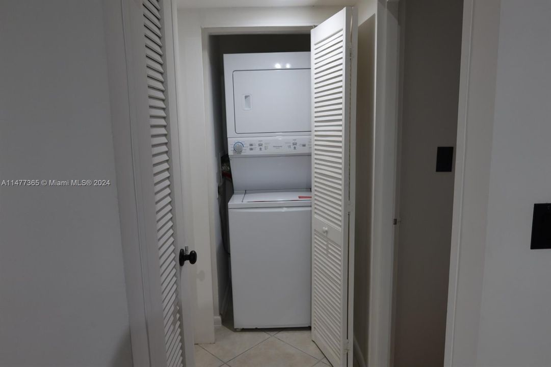 For Sale: $380,000 (1 beds, 1 baths, 930 Square Feet)