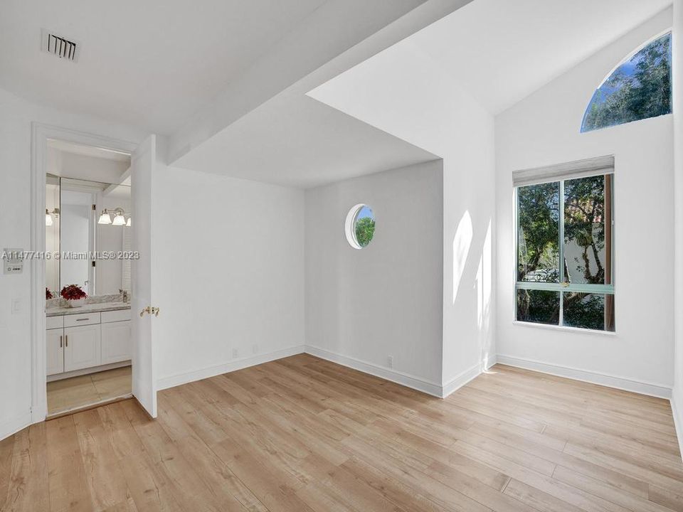 ensuite on 2nd floor (living areas)