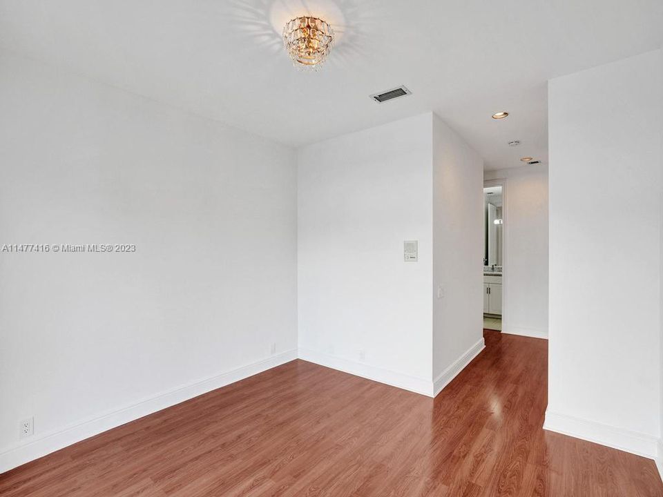 2nd ensuite, lower level