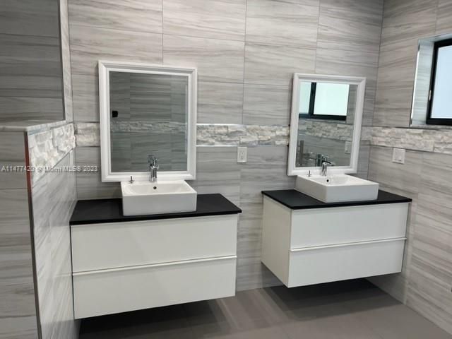 Recently Sold: $2,290,000 (6 beds, 6 baths, 4272 Square Feet)