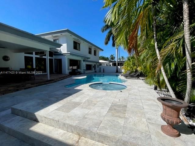 Recently Sold: $2,290,000 (6 beds, 6 baths, 4272 Square Feet)