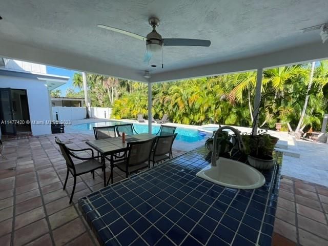 Recently Sold: $2,290,000 (6 beds, 6 baths, 4272 Square Feet)