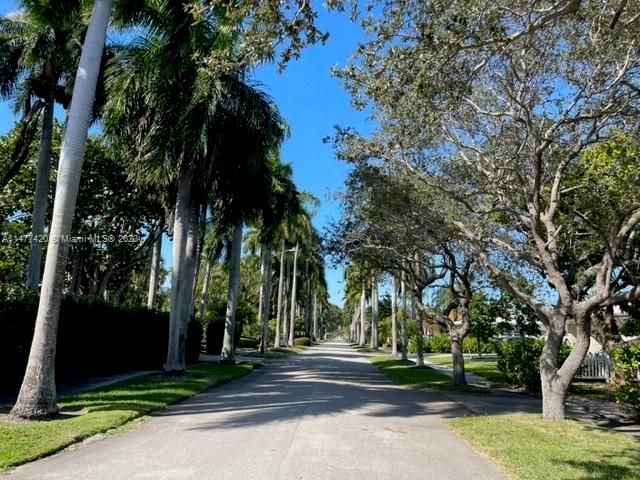 Recently Sold: $2,290,000 (6 beds, 6 baths, 4272 Square Feet)