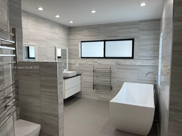 Recently Sold: $2,290,000 (6 beds, 6 baths, 4272 Square Feet)