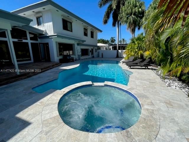 Recently Sold: $2,290,000 (6 beds, 6 baths, 4272 Square Feet)