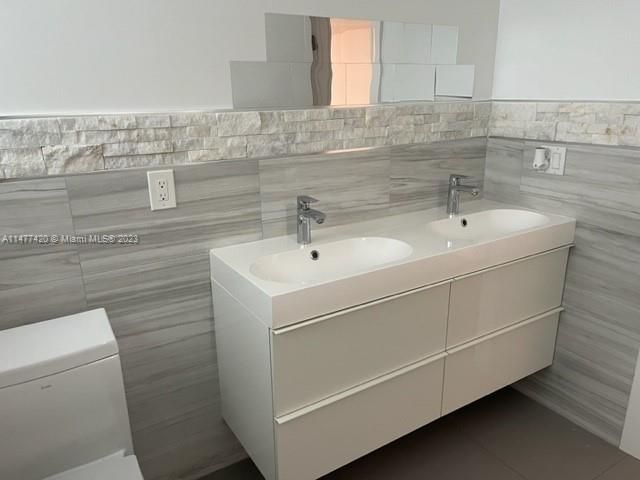 Recently Sold: $2,290,000 (6 beds, 6 baths, 4272 Square Feet)