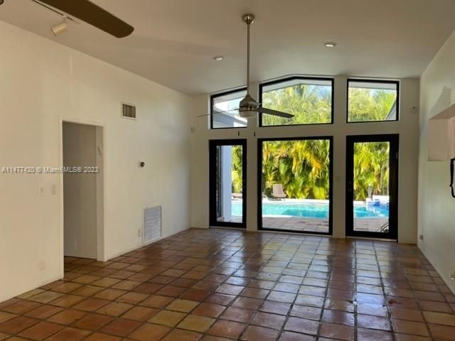 Recently Sold: $2,290,000 (6 beds, 6 baths, 4272 Square Feet)