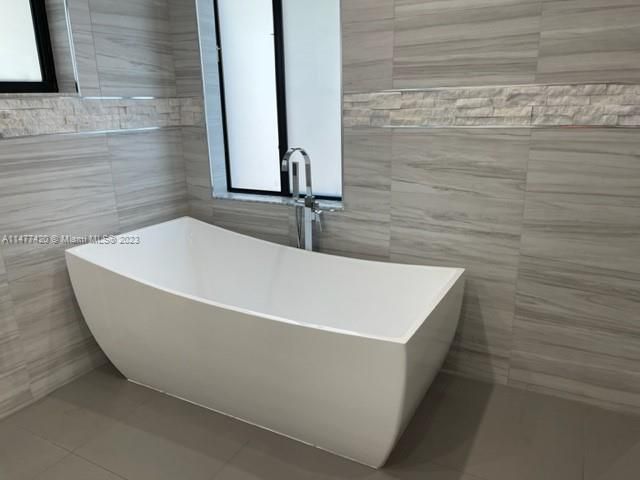 Recently Sold: $2,290,000 (6 beds, 6 baths, 4272 Square Feet)