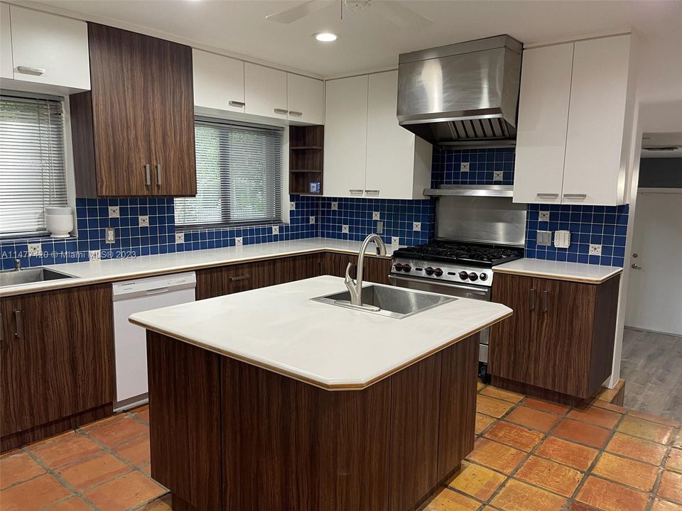 Recently Sold: $2,290,000 (6 beds, 6 baths, 4272 Square Feet)