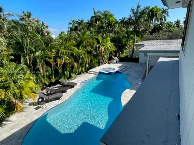 Recently Sold: $2,290,000 (6 beds, 6 baths, 4272 Square Feet)