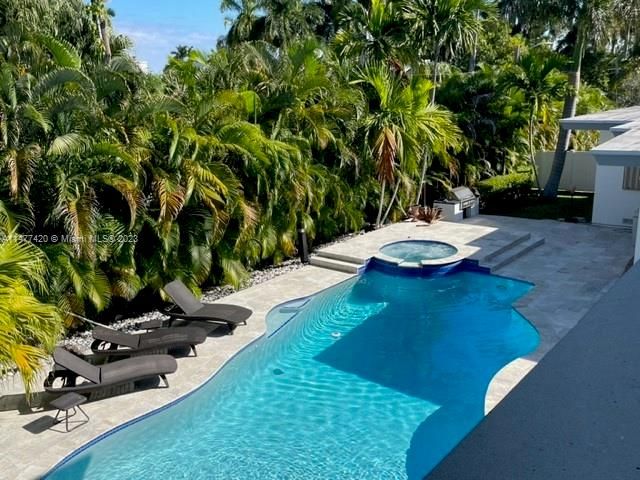 Recently Sold: $2,290,000 (6 beds, 6 baths, 4272 Square Feet)