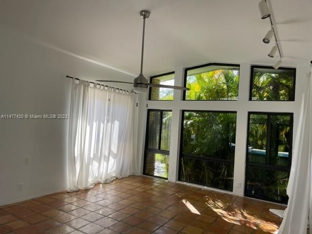 Recently Sold: $2,290,000 (6 beds, 6 baths, 4272 Square Feet)