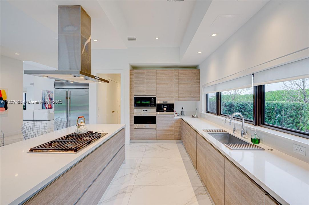 Recently Sold: $3,599,999 (6 beds, 8 baths, 7681 Square Feet)