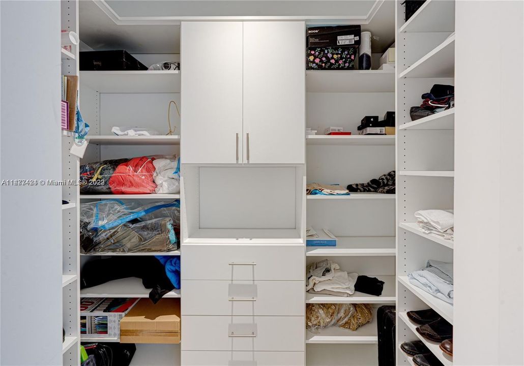 Recently Sold: $3,599,999 (6 beds, 8 baths, 7681 Square Feet)