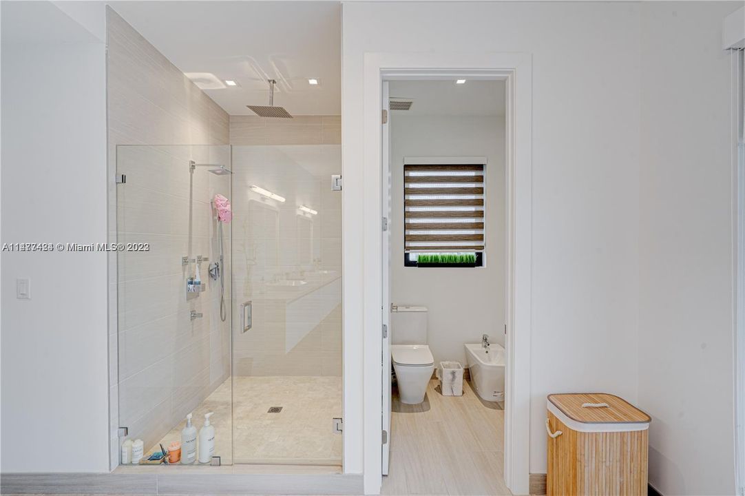 Recently Sold: $3,599,999 (6 beds, 8 baths, 7681 Square Feet)