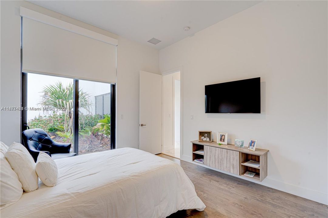 Recently Sold: $3,599,999 (6 beds, 8 baths, 7681 Square Feet)