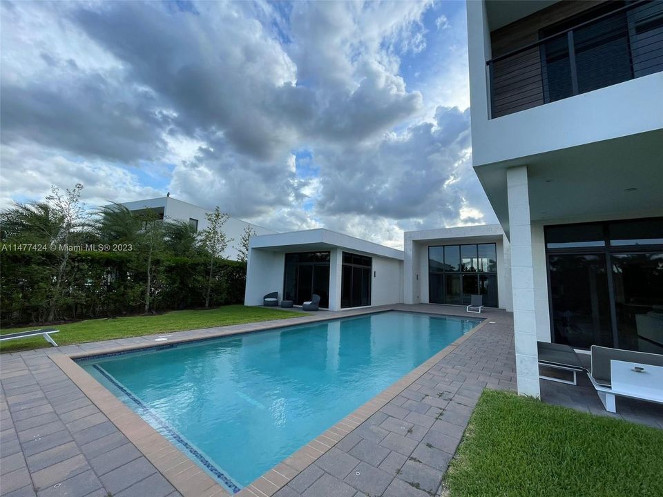 Recently Sold: $3,599,999 (6 beds, 8 baths, 7681 Square Feet)