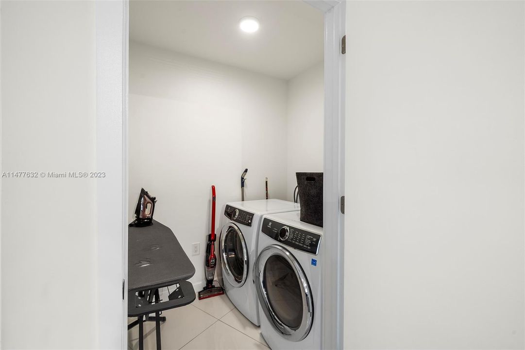 Recently Rented: $7,000 (2 beds, 3 baths, 1552 Square Feet)