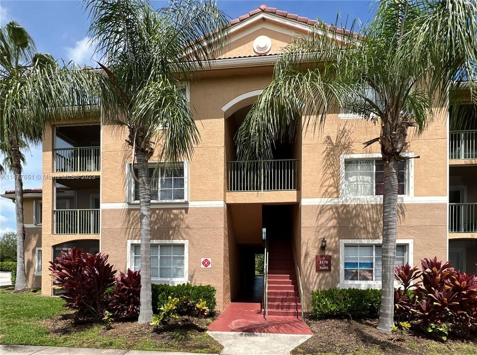 Active With Contract: $2,700 (2 beds, 2 baths, 1074 Square Feet)