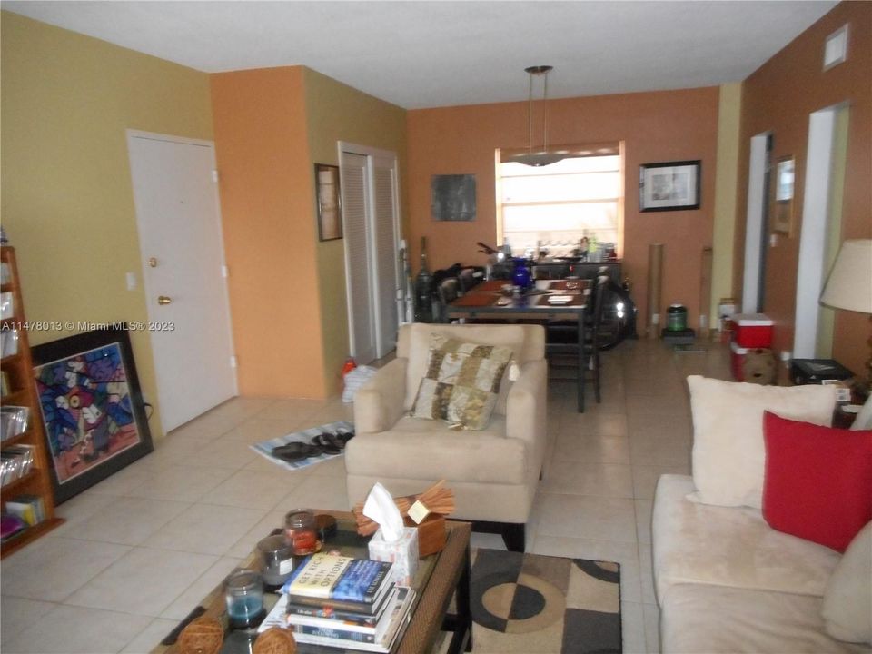 For Sale: $399,700 (1 beds, 1 baths, 919 Square Feet)