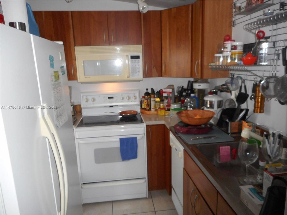 For Sale: $399,700 (1 beds, 1 baths, 919 Square Feet)