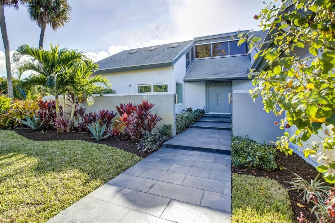 Recently Sold: $1,050,000 (4 beds, 4 baths, 3851 Square Feet)