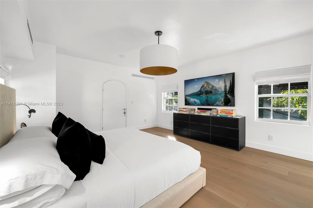 Recently Sold: $4,099,000 (5 beds, 4 baths, 3630 Square Feet)