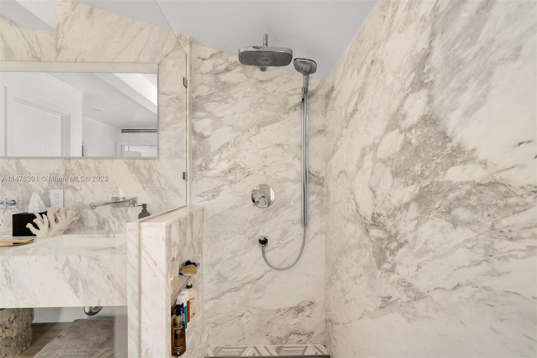 Recently Sold: $4,099,000 (5 beds, 4 baths, 3630 Square Feet)