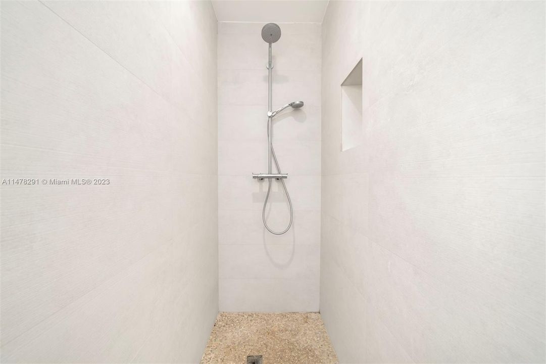 Recently Sold: $4,099,000 (5 beds, 4 baths, 3630 Square Feet)